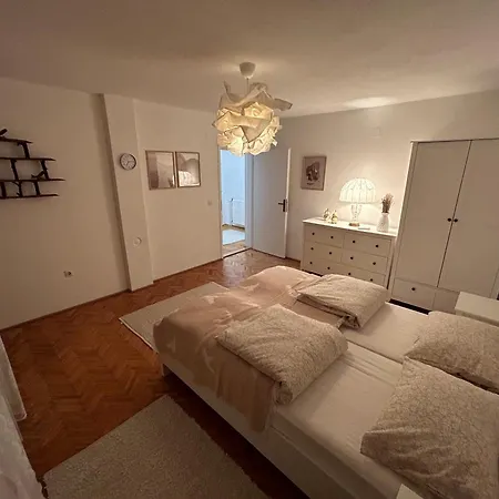 Domus Est Alba